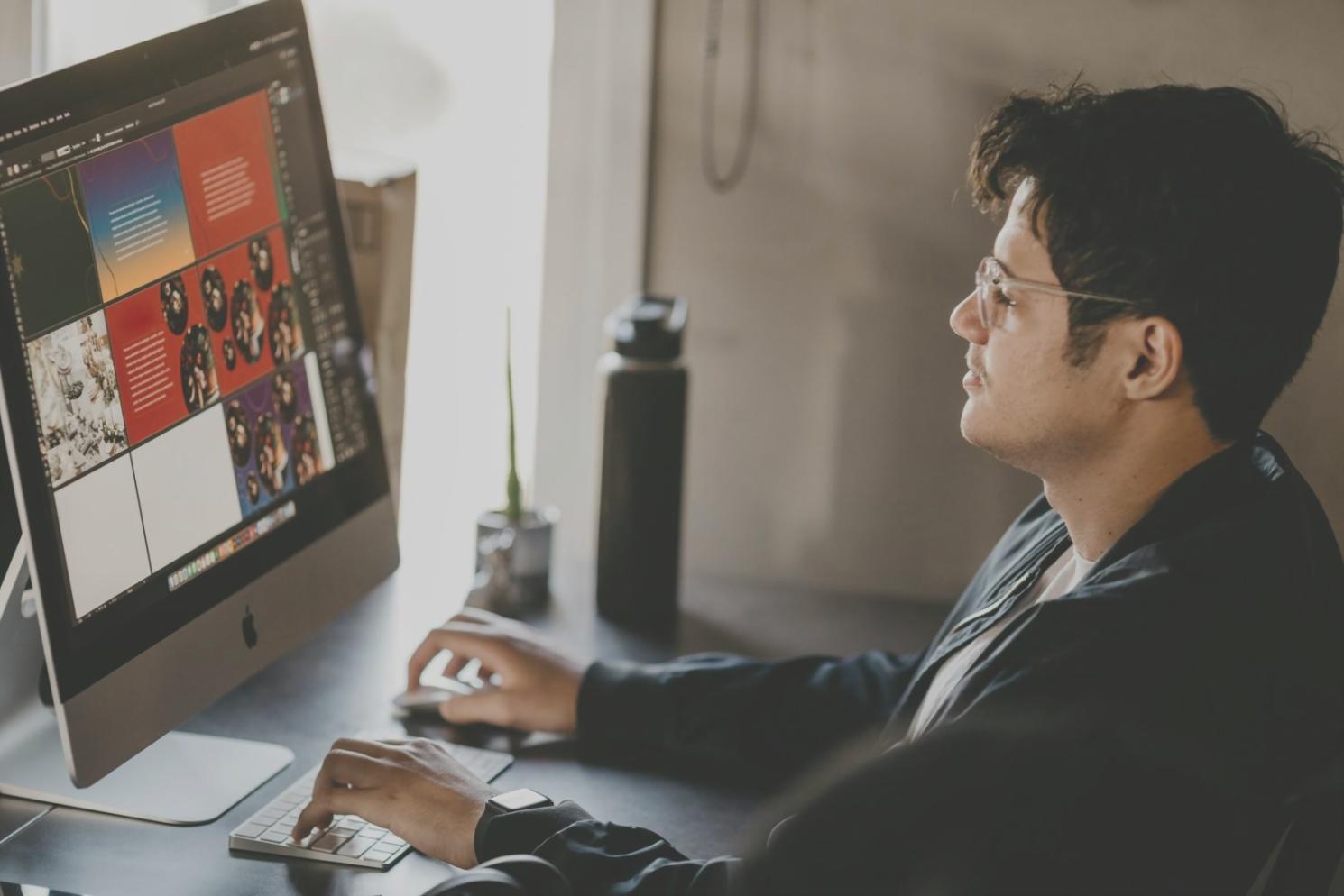 Detaillierte Finanzanalyse mit Szenario-Modellierung auf Computer-Bildschirm