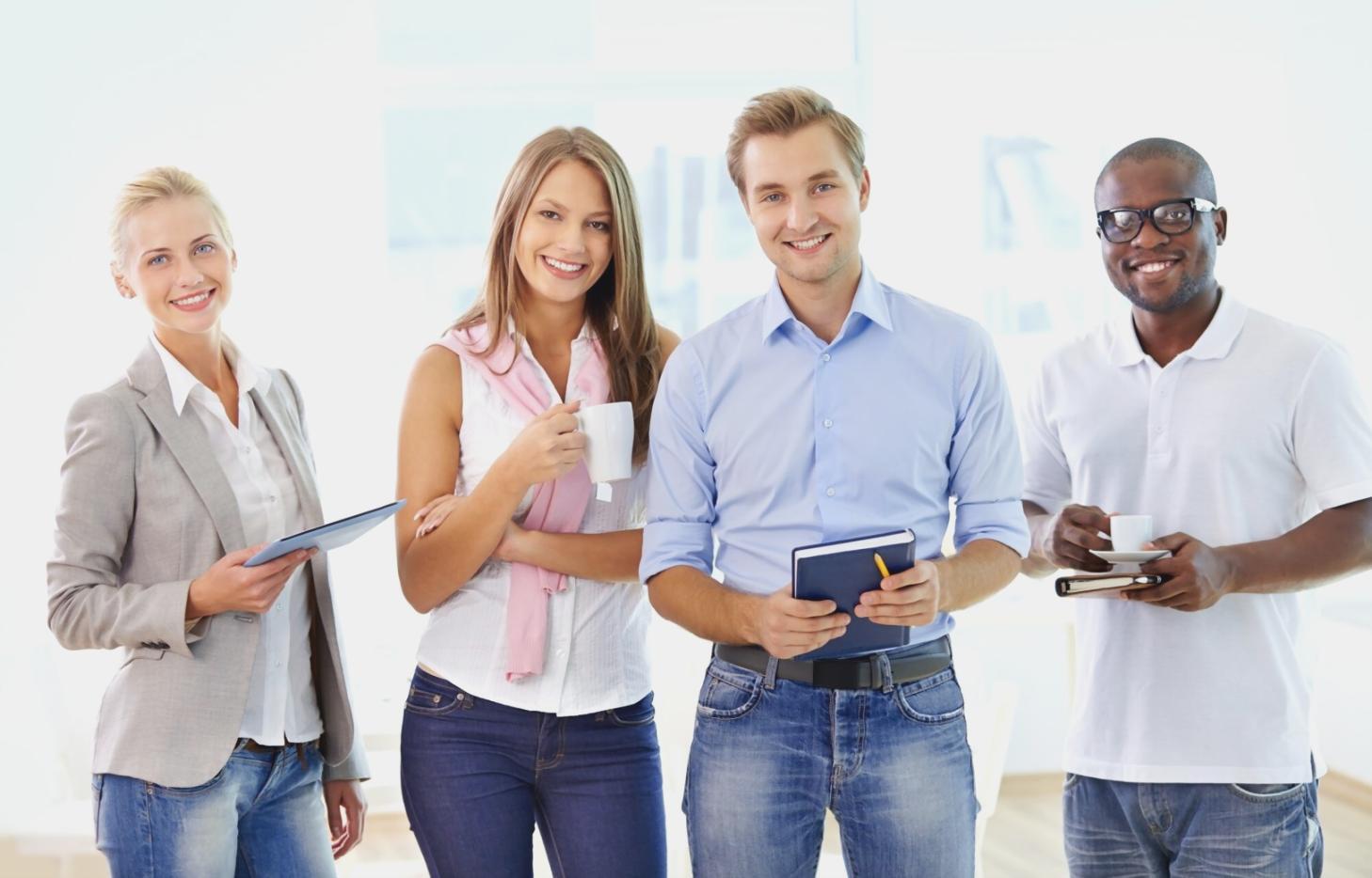 Finanzmodellierung Arbeitsplatz mit Laptop und Dokumenten